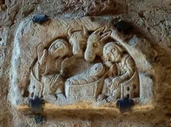 Una Natività del '200 circa, scolpita in un blocco di calcare all'interno di un portone privato.
Si trova  a Sovicille  (SI).
