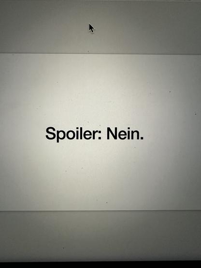 Eine Präsentationsfolie zeigt schwarzen Text auf weißem Grund: „Spoiler: Nein.“