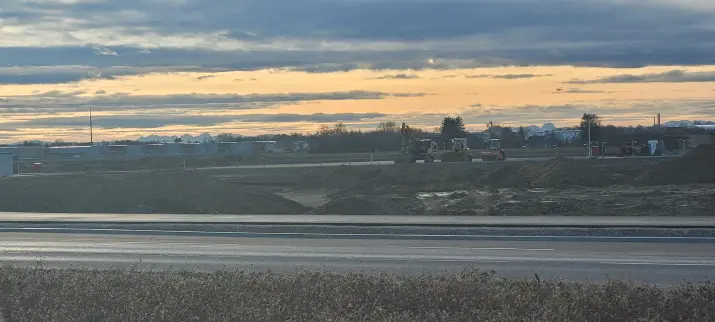 Bild zeigt Baustelle und Alpen von Erding aus