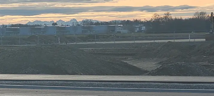 Bild zeigt Baustelle und Alpen von Erding aus