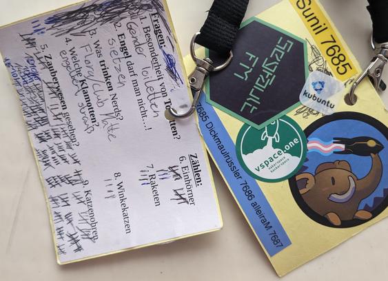 Umhängekarten für Neffe und Nichte beim Junghacker:innentag. Vorderseite Sticker, Rückseite Fragen und Zählaufgaben an die beiden