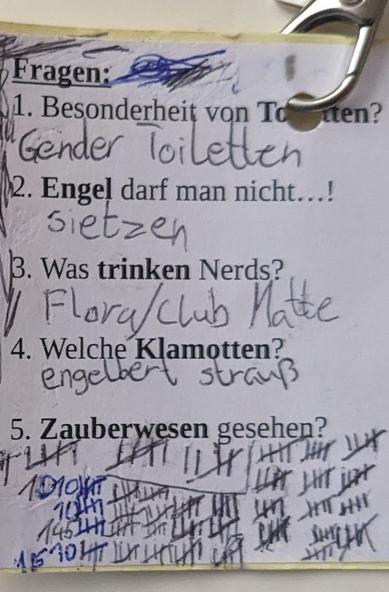 Fragen wie zB. Besonderheit der Toiletten und Nerd-Klamotten, Engel darf man nicht Siezen (haben Neffe und Nichte trotzdem getan 🤣)...