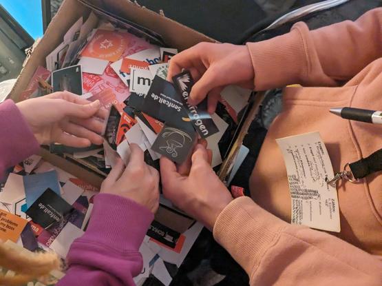 Kinderhände in einer der vielen Stickerboxen auf dem #37c3