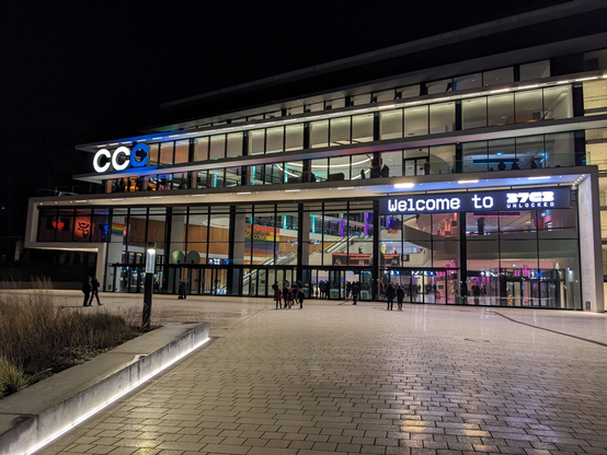 Sicht auf den Eingangsbereich des CCH Hamburg bei Nacht. Über dem Eingang leuchtet CCC statt CCH und "Welcome to 37C3" als Schriftzug.
