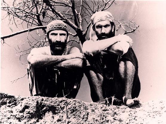 Hasan (Tuncel Kurtiz) and Cabbar (Yılmaz Güney) planning their next step sitting atop of the pit.