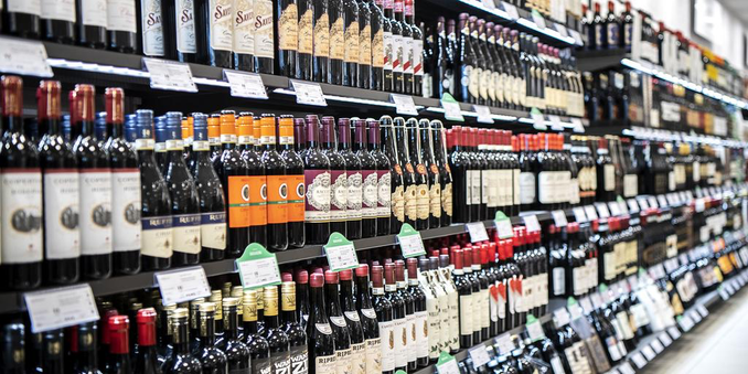Hylla på Systembolaget fylld med all sorts flaskor - enormt utbud.