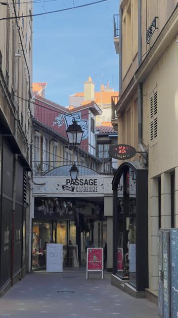 Passageway between two buildings with shops