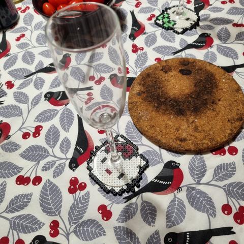 Underläggen till glasen är pärlplattor av HelloKitty i olika färger