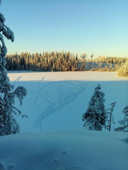 Pasi Vidgrenin lapiolla lumeen järvelle piirtämä puukiipijä kallion laelta nähtynä, ehkä 50 metriä pitkä teos.