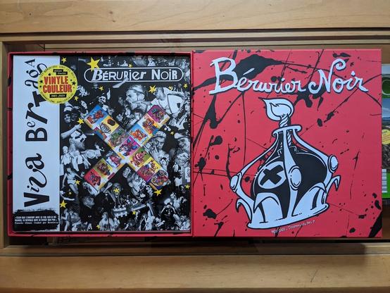 Photo du coffret des 40 ans du Bérurier Noir, regrouprant les 8 vinyles du groupe, réédités en 2023 en vinyles de couleur.