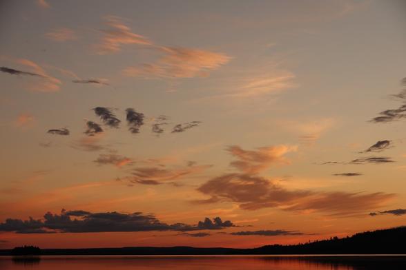 This second picture was taken a bit later. the sunset is coloring the sky with warmer shades. This picture is more zoomed in on the left of the scene. The Stratocumulus castellanus remains dark, but the Cirrus starts to take on more prominent hues.
