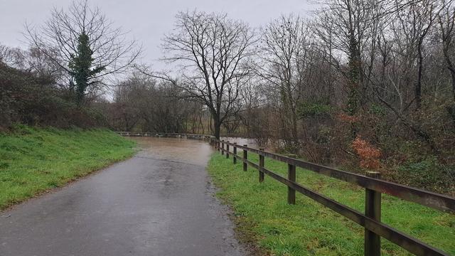 Passage occupé par les eaux. Le Laurenceau, petite rivière qui va rejoindre l'Ornay,  débord