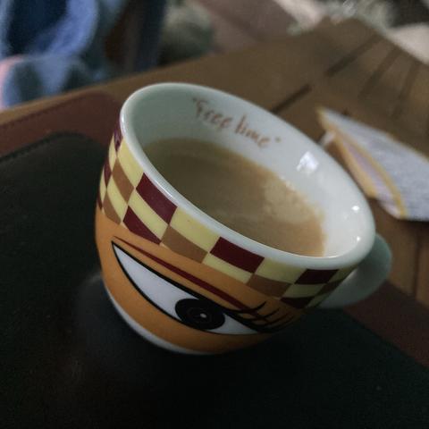 Espresso in einer Tasse, die einen anblickt. Im inneren der Tasse ist „Free time“ zu lesen.