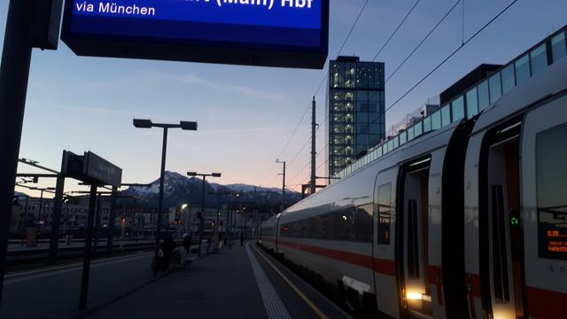 Dworzec w Salzburgu wcześnie rano. Po prawej na peronie stoi pociąg ICE, do którego potem wsiadłem (wygląda trochę jak nasze Pendolino). Na górze zdjęcia widoczny jest kawałek tablicy zapowiadającej pociąg (widać tylko “via Munchen”). W oddali można dostrzec ośnieżone szczyty.