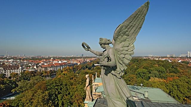 Das Bild zeigt im Vordergrund die Zinkfigur der griechischen Siegesgöttin Nike auf dem Dach des Maximilianeums und Viktorien aus Terrakotta im Hintergrund. | Foto: Rolf Poss