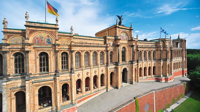 Das Bild zeigt die Westfassade des Maximilianeums mit seinen Fenstern. | Foto: Rolf Poss
