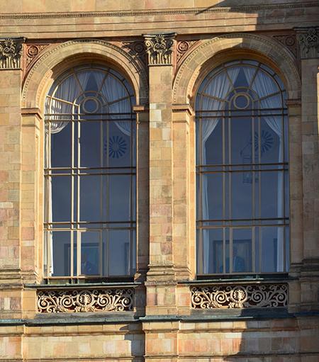 Das Bild zeigt zwei Fenster von der Westfassade des Maximilianeums in Nahaufnahme. | Foto: Rolf Poss