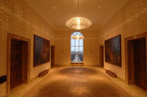 Das Bild zeigt die beiden leuchtenden Kristalllüster im Steinernen Saal des Maximilianeums. | Foto: Rolf Poss