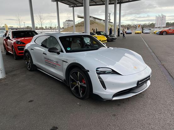 Porsche Taycan 4S Cross Turismo #photography #highlight #wheel #landvehicle #vehicle #sportscar #supercar #automotivedesign #tire #outdoor #performancecar #luxuryvehicle #alloywheel #autopart #lamborghini (Flickr 27.11.2021) https://www.flickr.com/photos/7489441@N06/52528227402