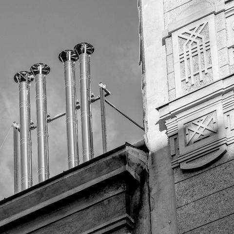 Trompetenähnliche Abluftrohre auf einem Gebäude in Wien - Foto: Schindelbeck