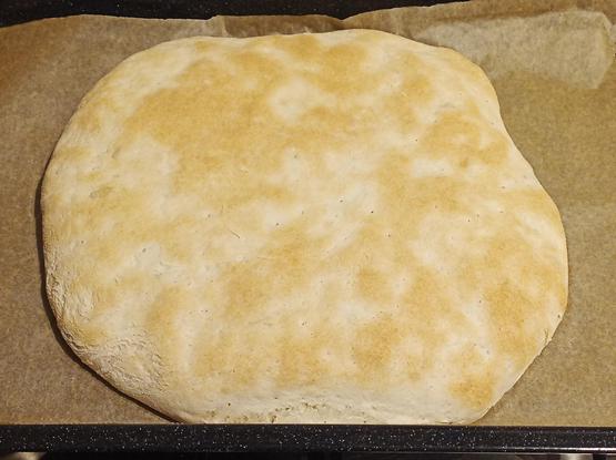 Das fertig goldgelb gebackene Fladenbrot auf dem Blech