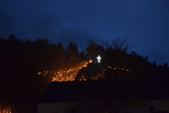 Reibungslos und ganz ohne Zwischenfälle kamen am letzten Tag im Jahr 2023 bei Temperaturen im Plusbereich tausende Besucher und zahlreiche Fotografen in das beschauliche kleine Örtchen Nankendorf. Seit Mitte des 20. Jahrhunderts wird hier der Jahresabschluss mit der Ewigen Anbetung der Pfarrei St. Martin und anschließender Lichterprozession gebührend gefeiert.