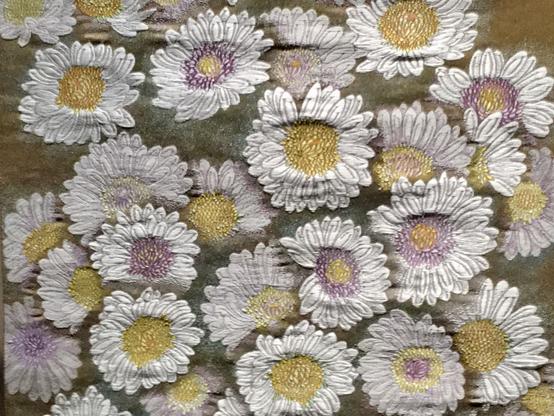 Motifs de chrysanthèmes blancs sur fond doré.