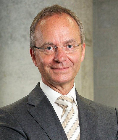 https://nl.wikipedia.org/wiki/Henk_Kamp
https://www.tubantia.nl/opinie/henk-kamp-liet-zich-leiden-door-onderbuikgevoel~af39debc/