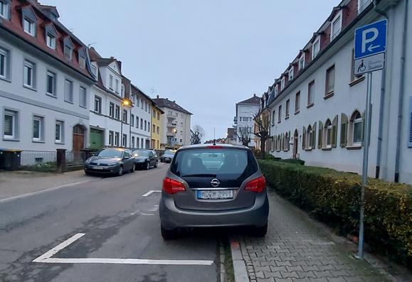 Autofahrer mit Berechtigungskarte parkt auf einen Parkplatz für schwer Gehbehinderte so das fast der halbe Fußweg blockiert ist
