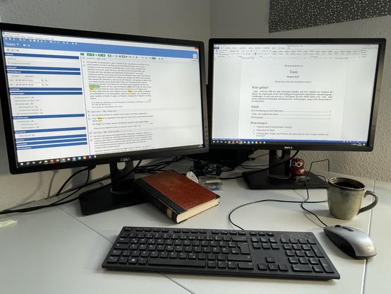 Lexikografischer Arbeitsplatz von Wortgeschichte digital: Zwei Bildschirme, geöffnet sind die Zettelkasten-App Zettel's Traum von Wortgeschichte digital und ein Word-Dokument mit einer Wortgeschichte.