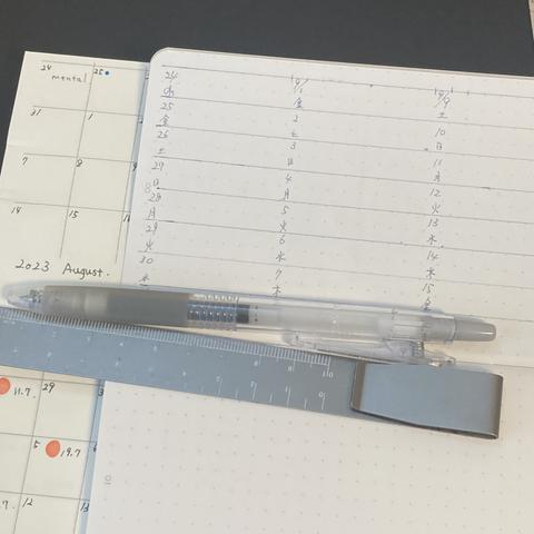 ダイアログノートの最初の見開きに予定表を作って、ジャバラ折り手帳と併せて使っています。