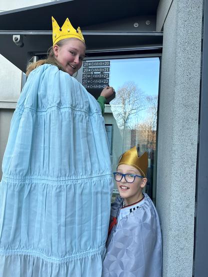 Anbringen des Segenswunsches an einer Tür des MBJS. Foto: Ulrike Grönefeld