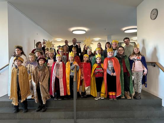 Minister Steffen Freiberg und Staatssekretärin Claudia Zinke (Bildmitte, hinten) empfingen die Delegation der Sternsinger. Foto: Ulrike Grönefeld