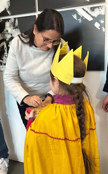 Landes-Kinder- und Jugendbeauftragte Katrin Krumrey spendet für die Aktion der Sternsinger. Foto: Ulrike Grönefeld