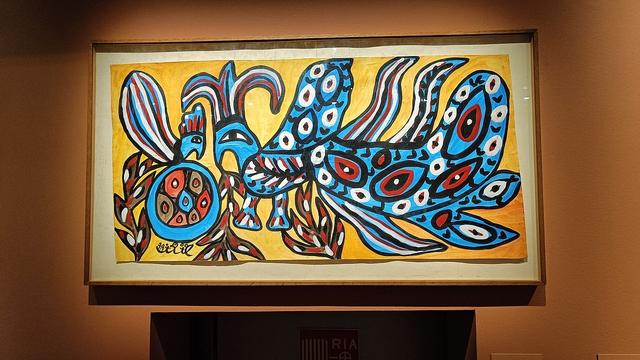 Two birds with long vivid plumes face each other.
Gouache de Fatma Haddad (dite Baya, épouse Mahieddine).
Tableau exposé en 2022 à l'Institut du Monde Arabe de Paris - CCAS4 Bruno Barral