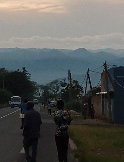 La RN 4 qui mène en RD Congo depuis Bujumbura, à la hauteur de Kajaga. C'est le moment crépusculaire.. le ciel est très nuageux. Au loin on aperçoit des collines.