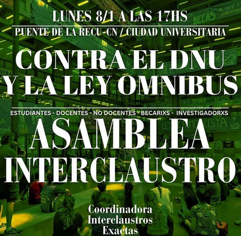 Fondo imagen en tono verde de asamblea en el playón del pabellón 2 de Ciudad Universitaria. En letra blanca la información de la convocatoria.