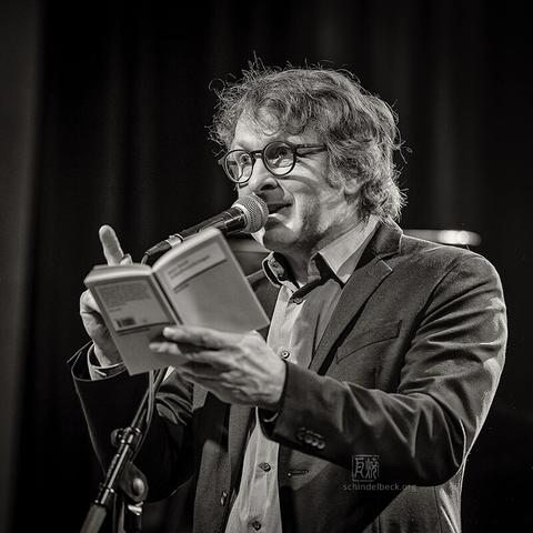 Klemens Lendl liest aus Mark Aurels Selbstbetrachtungen im Wiener Jazzclub Porgy & Bess - Foto: Schindelbeck