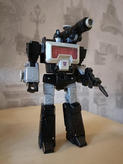 Magnificus in robot mode. His Microscope slash Shoulder cannon apparently allows him to enbiggen microscopic objects. It does this so well it connected to a bona-fide Microverse!