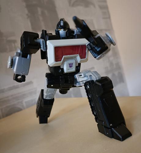 Magnificus doing a stride-forward action pose. His character is very reminiscent of Maximus Decimus Meridius from the film Gladiator.