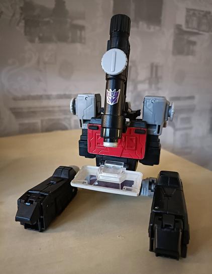 Magnificus in his microscope mode. Definitely no alt-mode Functionalism here! "Science? Me? I want to Command Armies!"