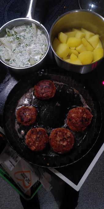 Fünf Frikadellen in der Pfanne, dahinter links im Topf Kohlrabi, im anderen Topf Kartoffeln.