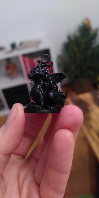 eine kleiner, schwarzer, niedlicher Drache