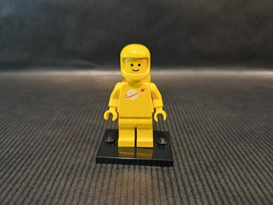Une figurine jaune LEGO, du thème "Space".