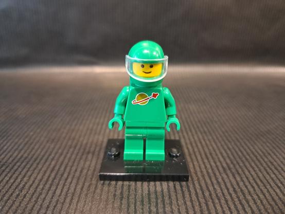 Une figurine verte LEGO, du thème "Space".