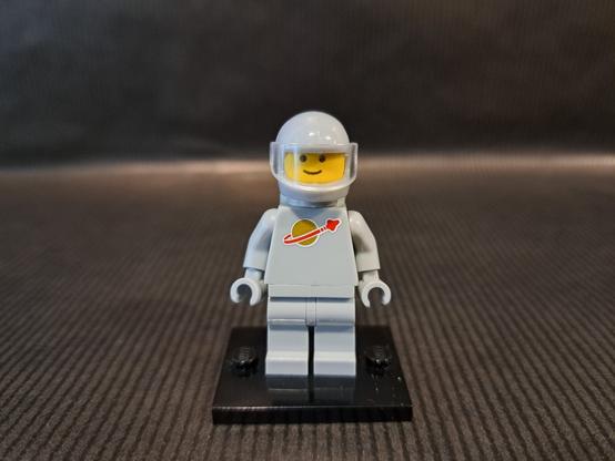 Une figurine grise LEGO, du thème "Space".
