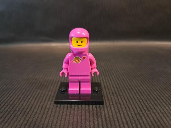 Une figurine rose LEGO, du thème "Space".