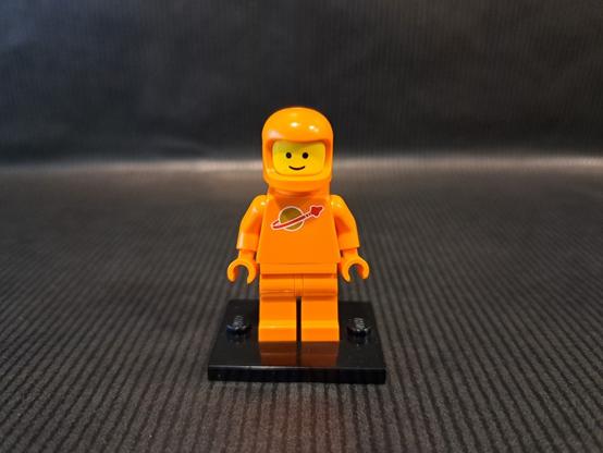 Une figurine orange LEGO, du thème "Space".