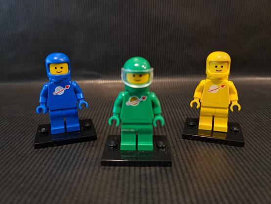 L'origine de la figurine verte ?
Trois figurines LEGO, du thème "Space". Devant et au centre, floue, une verte. Derrière, nettes, une bleue à gauche et une jaune à droite.