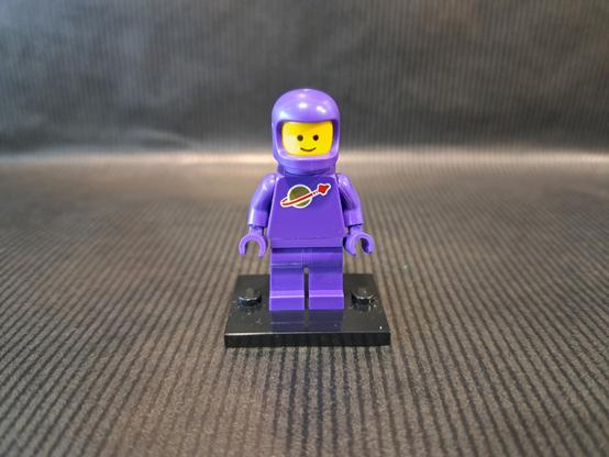 Une figurine violette LEGO, du thème "Space".